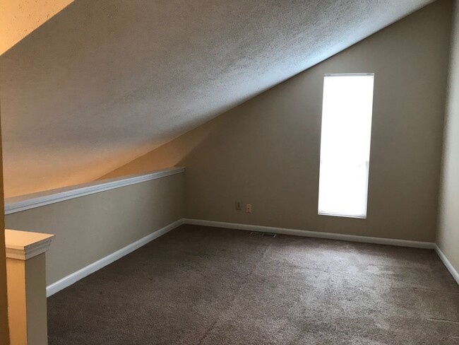 Building Photo - Quiet 2 story condo super close to the beach!