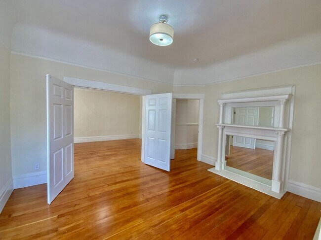 Building Photo - RENOVATED 2BR. Dishwasher! Laundry On-Site...