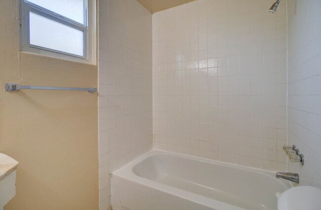 Building Photo - 2133 W Morten Ave