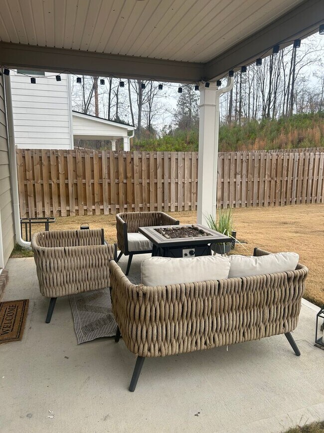 Building Photo - Beautiful 5 bedroom 2.5 bathroom new construction home