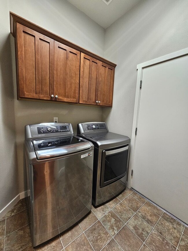 Building Photo - Gorgeous 4 Bedroom on Kiley Ranch