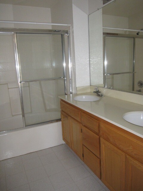 Building Photo - 2 bedroom 2 bath Upper Level Condo