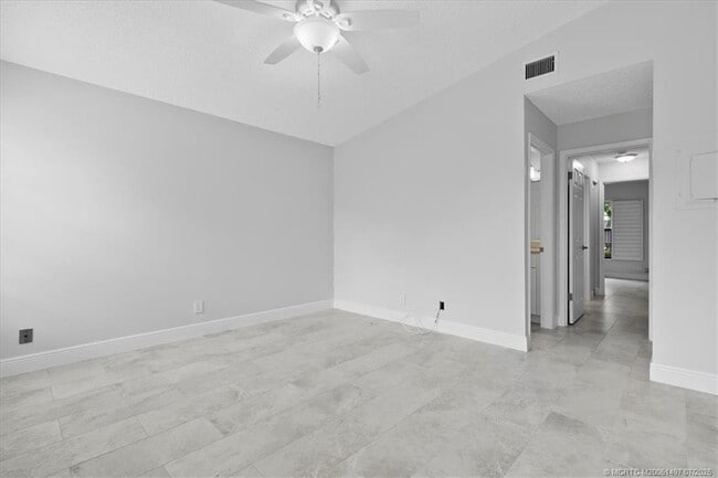 Building Photo - 8085 SE Villa Cir