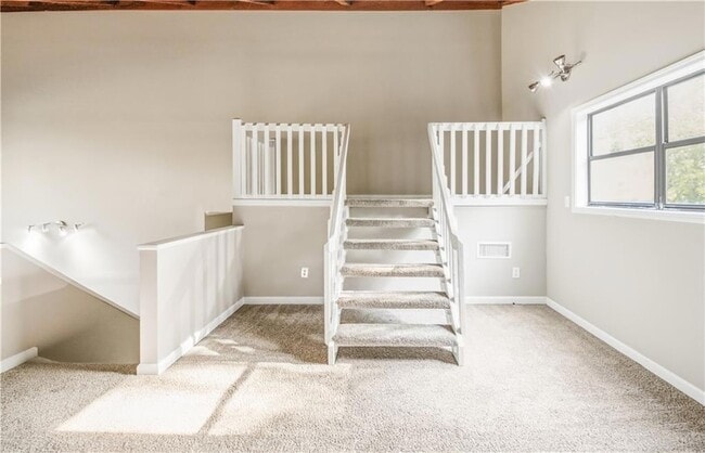 Building Photo - 3950 Lookout Point Dr