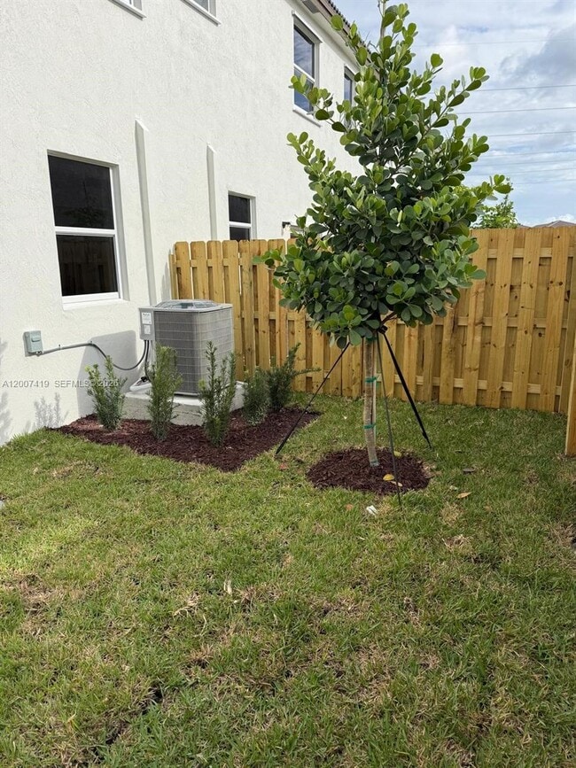 Building Photo - 2573 SE 25th Ter