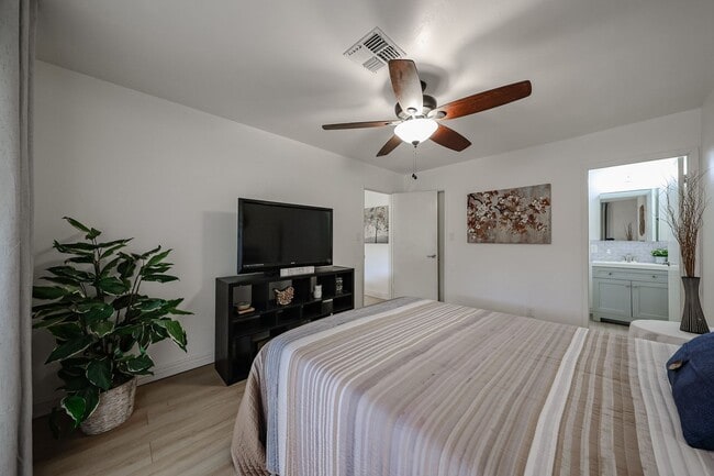 Building Photo - Great Location and Nicely Updated 2 Bed 2 Bath!