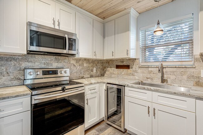 Building Photo - Beautifully Updated Home in Navarre!