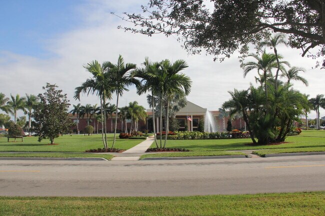 Building Photo - 454 Fanshaw K
