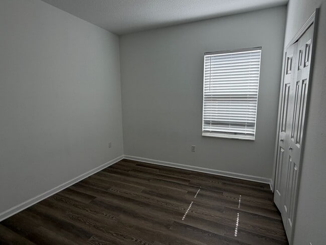 Building Photo - 4 bed 2.5 bath single family