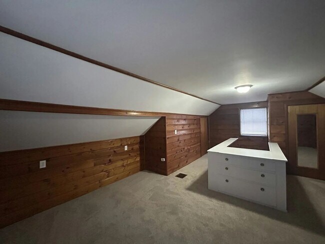 Building Photo - Charming Detroit Bungalow