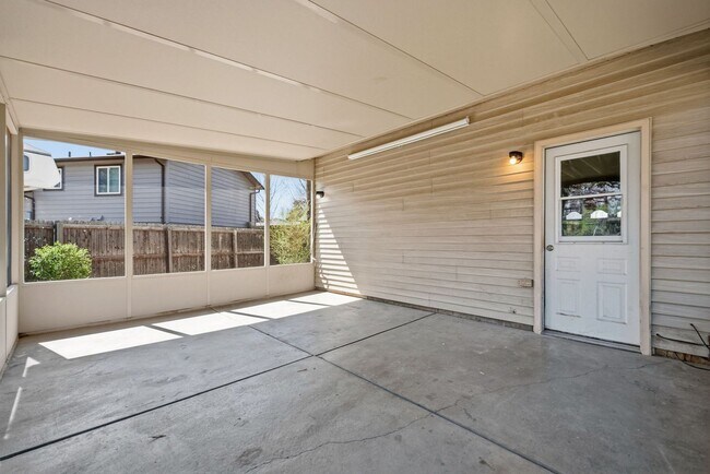 Building Photo - 4 bedroom / 2 bath / Beautifully Updated