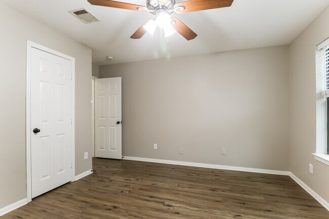 Building Photo - 2815 Lexington Park Dr