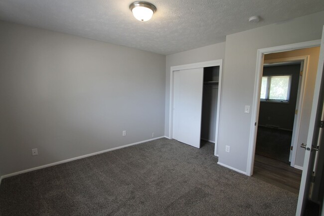 Building Photo - Spacious 3 bedroom home with 2 car garage ...