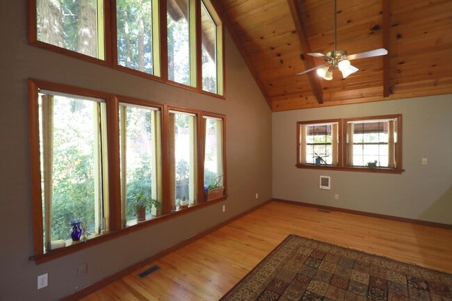 Building Photo - Spacious Custom Home, Most Utilities Inclu...