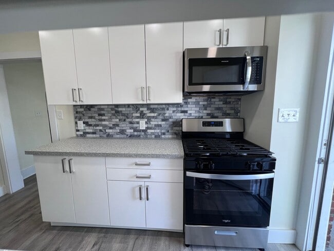 Building Photo - Updated 2BR house with Garage!