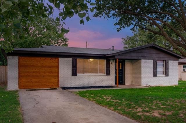 Building Photo - 3912 Lakewood Dr