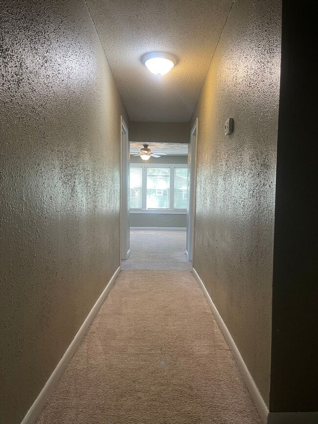 Building Photo - Nice Home w/Garage Available Now in Benton!