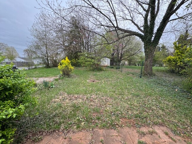 Building Photo - One Level Home with Fence