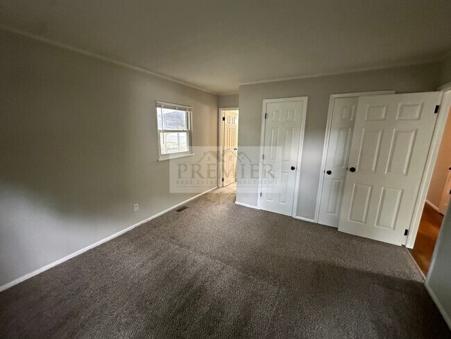 Building Photo - 730 N Aztec Dr