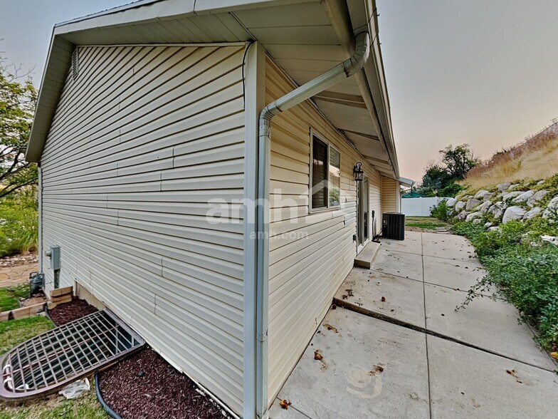 Building Photo - 3327 N 1050 E