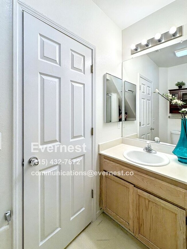 Building Photo - Lovely 2-Bedroom Townhome: Comfort and Con...