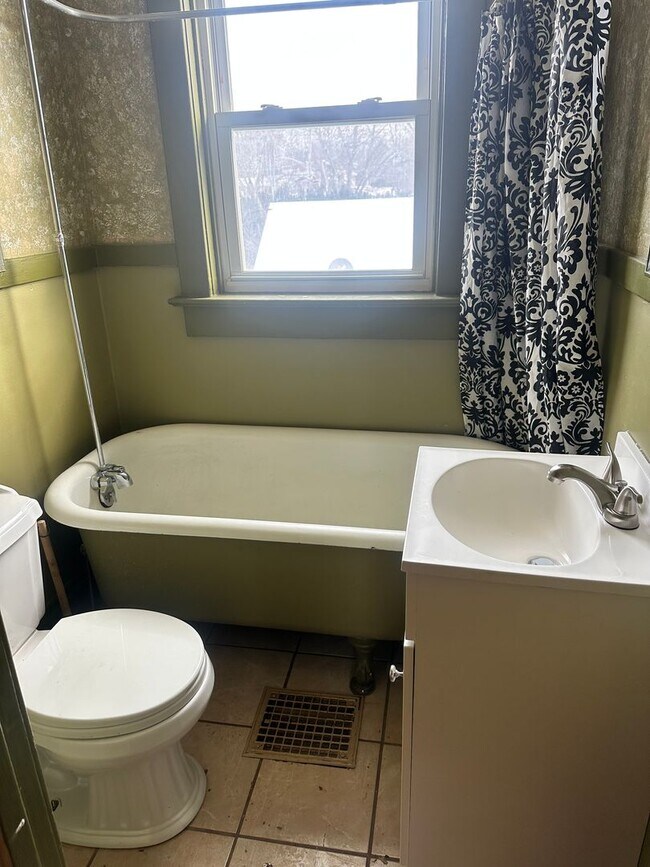 Building Photo - 1100 E Corrington Ave