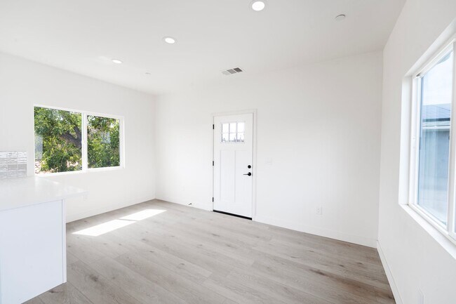 Building Photo - 2860 Webster Ave