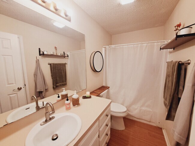 Building Photo - 840 Topaz Ln
