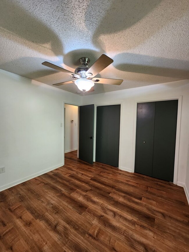 Building Photo - Downstairs Apartment in Black Mountain!