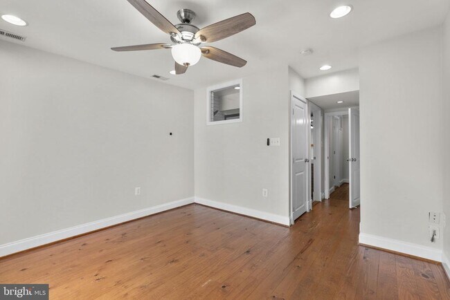 Building Photo - 112 E Randall St