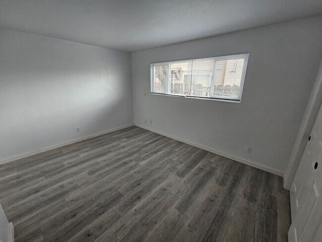 Building Photo - Downstairs 1 Bedroom 1 Bath Apartment in Orland!