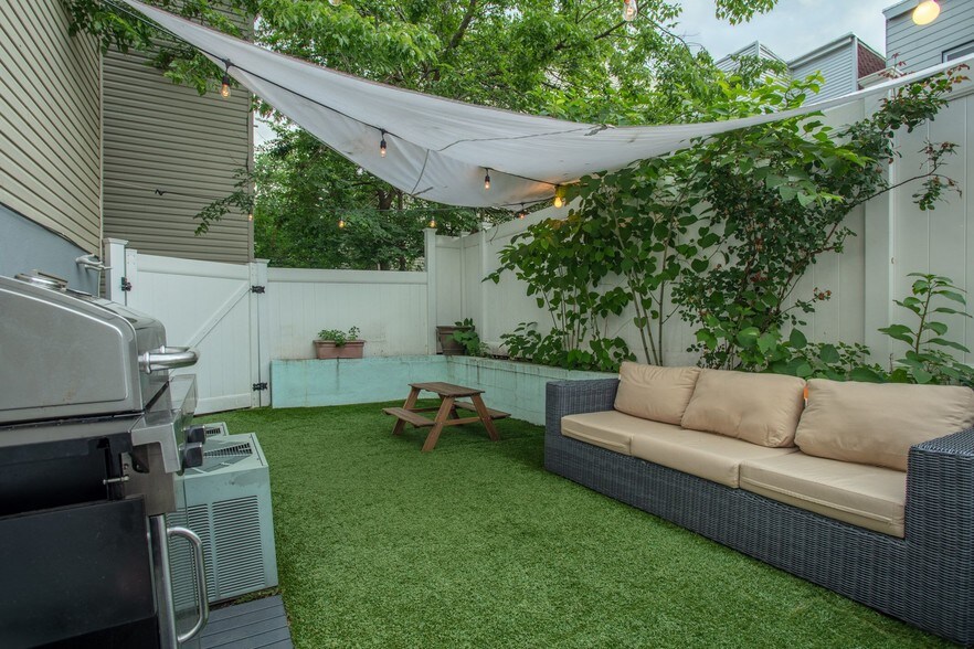 Prívate patio 3 - 309 Manhattan Ave