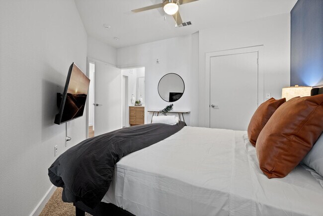 Building Photo - 2425 E Riverside Dr