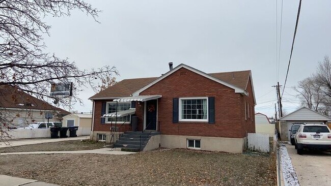Building Photo - Cozy Basement Apartment - Centrally Located!