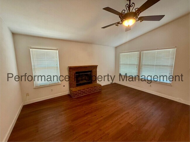 Building Photo - Beautiful 3 Bed/2 Bath NW Bakersfield Home w/ RBP/Pest Control, Pool & Solar