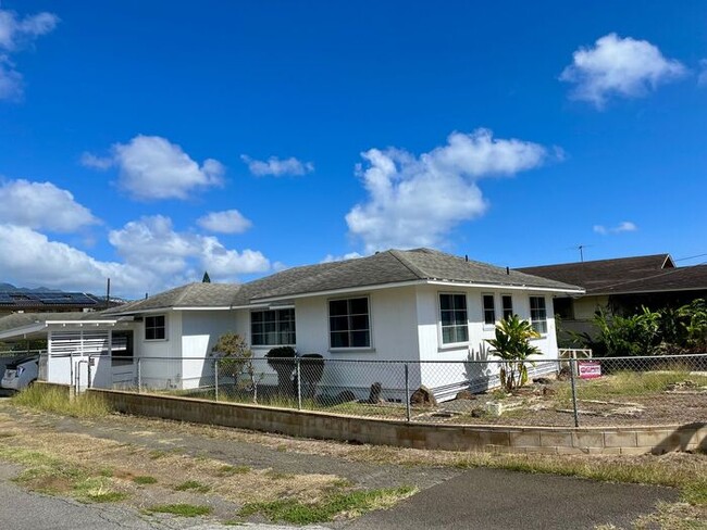 Building Photo - Kaimuki: 3 Bed, 2 Bath House w/ 2 Car Gara...