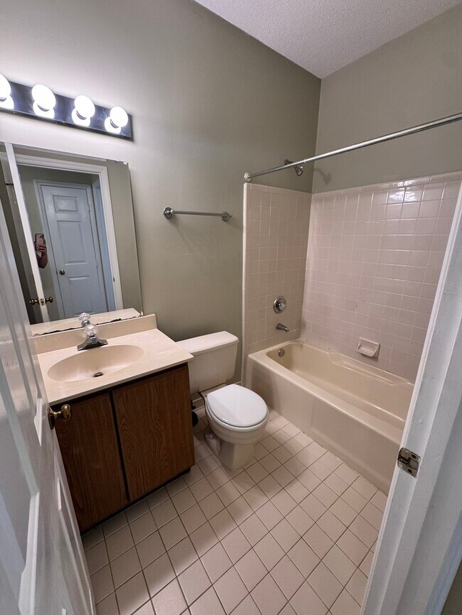 Building Photo - Beautiful Spacious 1st floor Condo! Amenity Access included!