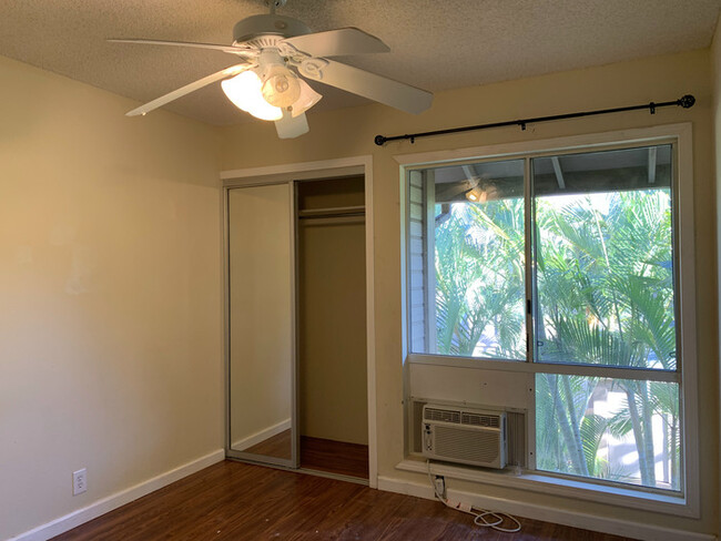 Building Photo - 2 Bedroom/1 1/2 bath - Ewa - Close to the ...