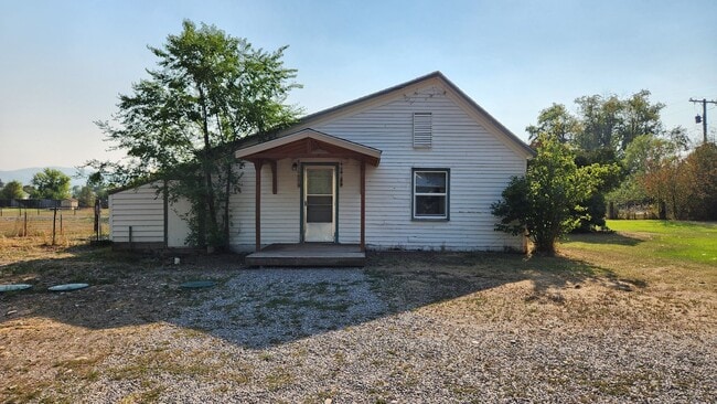 Building Photo - Home on Two Acres with Pets Considered