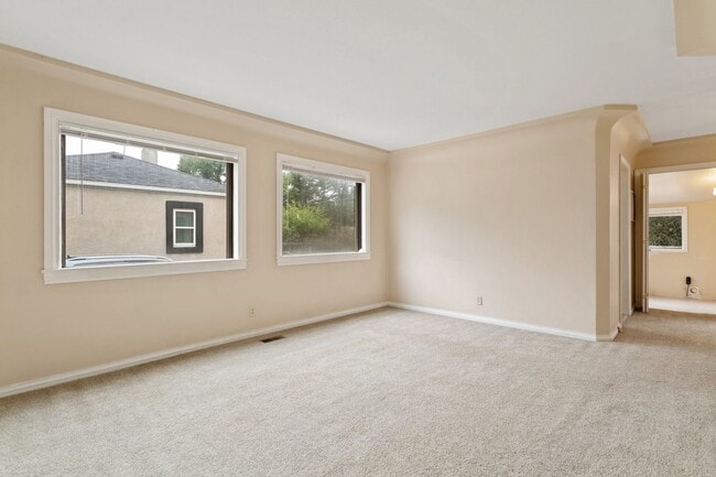 Building Photo - Centrally-Located Bungalow Available NOW!