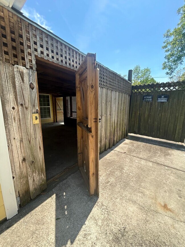 Building Photo - Charming 2 Bedroom/2.5 Bathroom home in Sandfly