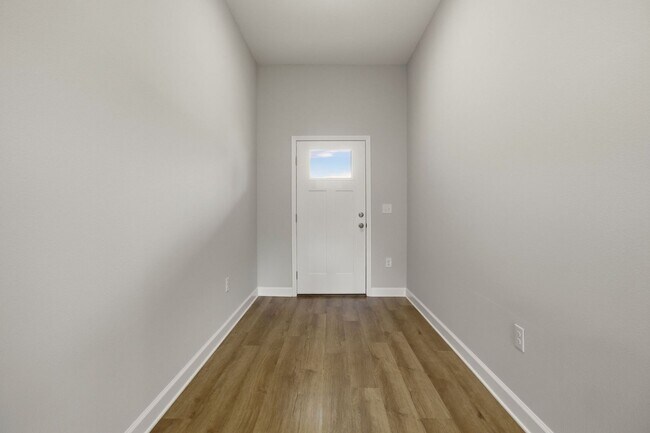 Building Photo - New 4 Bedroom in CRESTVIEW!!