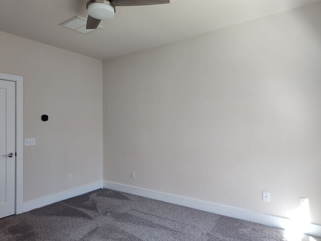 Building Photo - Modern End-Unit Townhome located in the Ce...