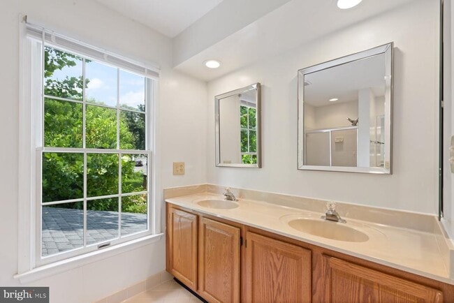 Building Photo - 4970 Manor House Ct