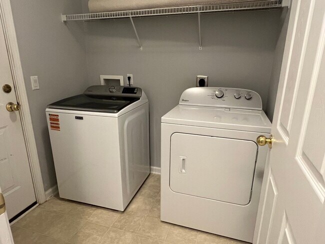 Building Photo - Three Bedroom Home in Pinecrest with Garage