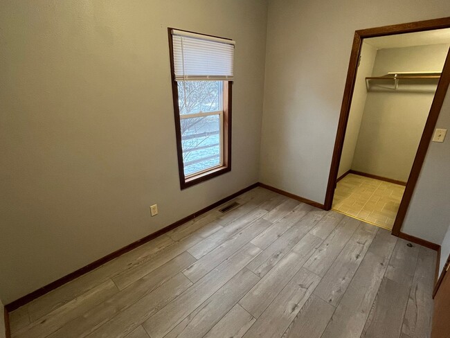 Building Photo - 2 Bed 1 Bath