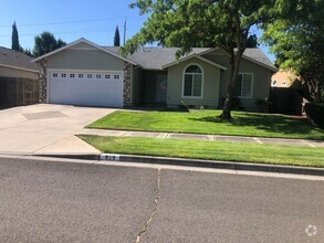 Building Photo - This beautifully maintained 3 bedroom, 2 b...