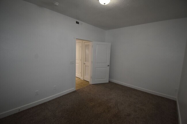 Building Photo - Gorgeous Condo with gated security