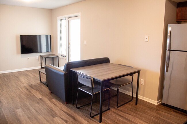 Interior Photo - 408 Springfield