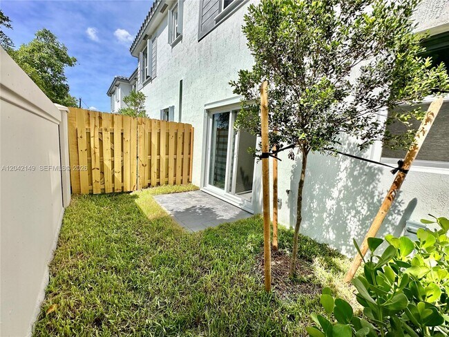 Building Photo - 114 SW 184th Ave